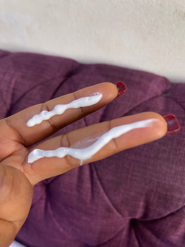 2 finger application method of mineral sunscreen for oily skin