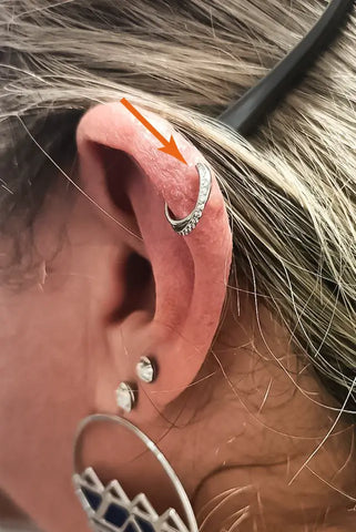 Présentation d'un piercing à l'hélix avec notre bijou en titane ASTM F-136