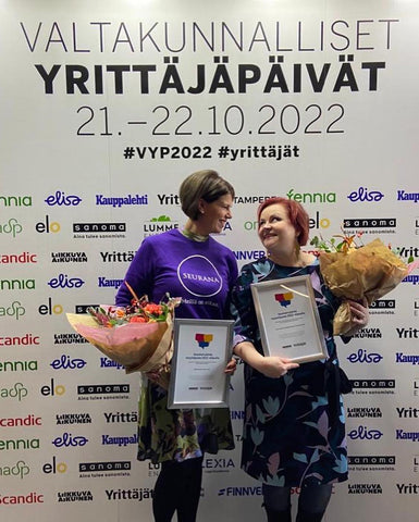 Suomen paras myyntipuhe voittajat Seurana Oy:n Mirka Saarinen ja ChocoSomnian Riikka Ojanen