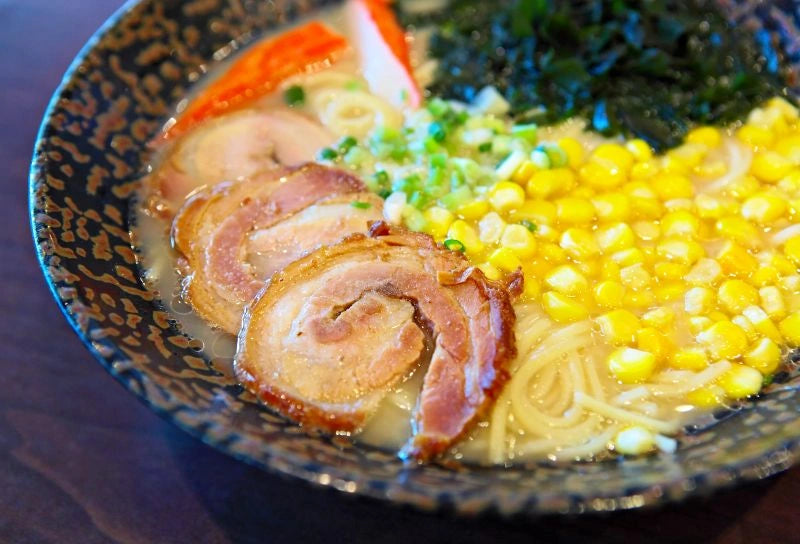 A bowl of ramen soup with grilled pork, broccoli, snow peas, and chili peppers, offering a healthy, flavorful meal. Discover the best vegetables for ramen soup.