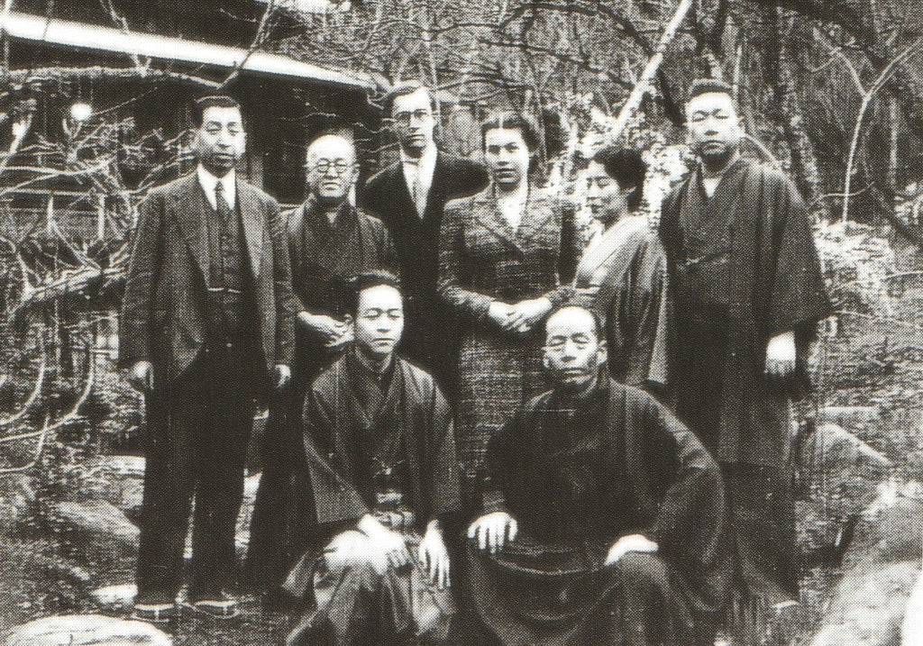 In front left side: Shiro Kasamatsu, right side Shôzaburô Watanabe. In the back from left: Moriyama, Kawase Hasui, American couple, Itō Shinsui and his wife (1941)