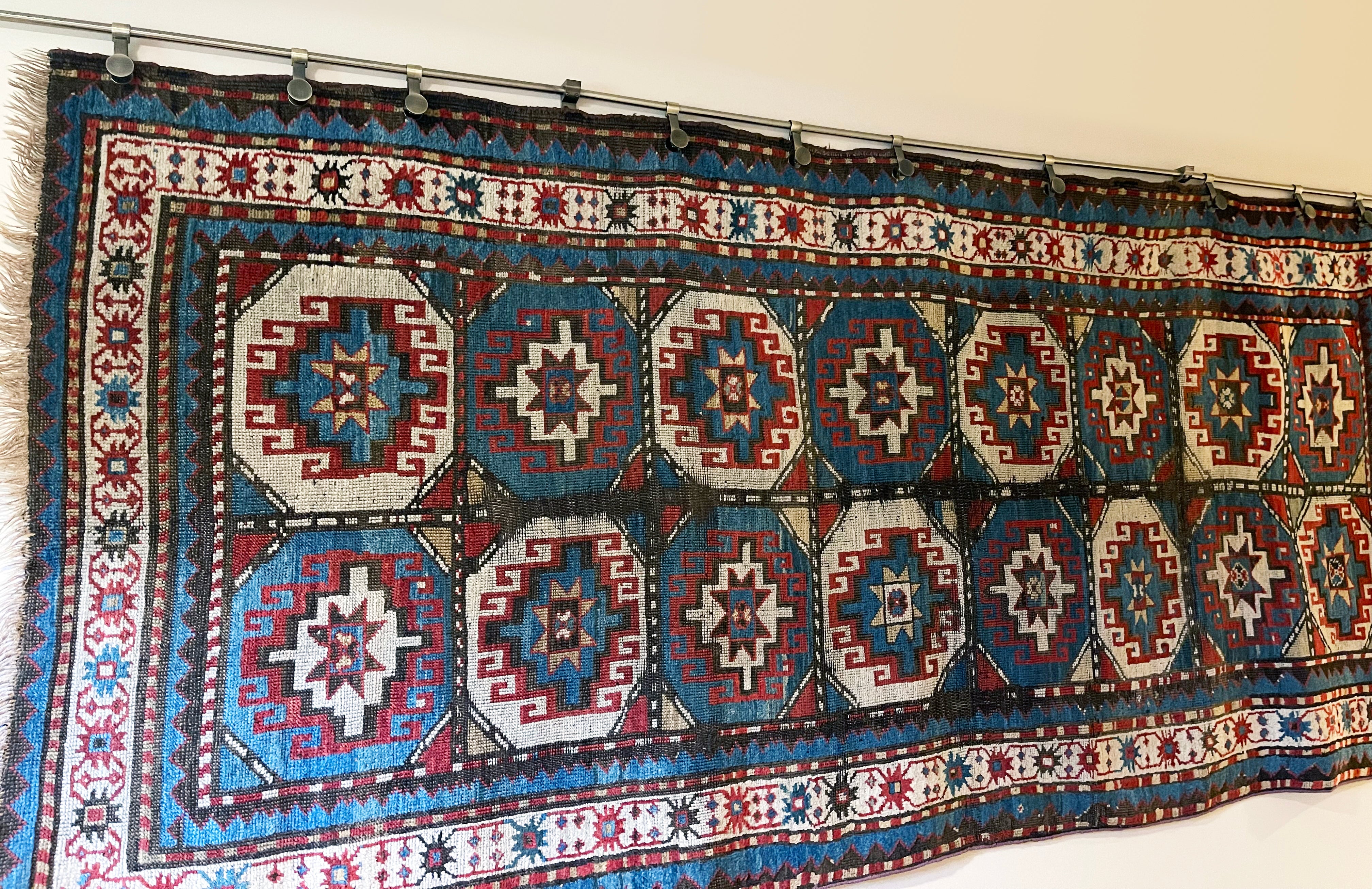 How to hang rug with clips