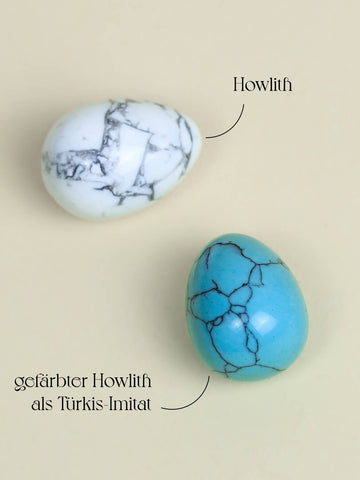 Weißer Howlith und türkis gefärbter Howlith im Vergleich