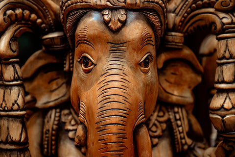Gros plan statue en bois de Ganesh