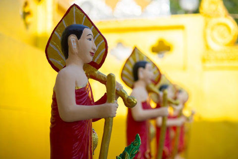 Statues birmanes de bonzes