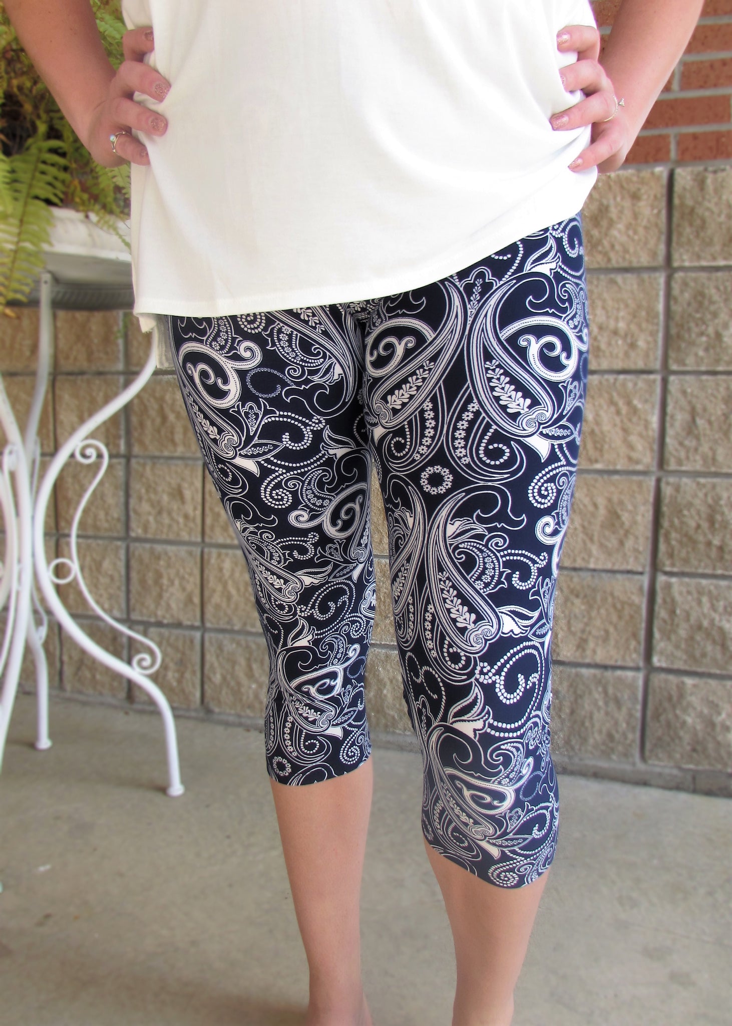Besiddelse bytte rundt Donau Plus Size Navy and White Paisley Print Leggings/Hip Chick Boutique
