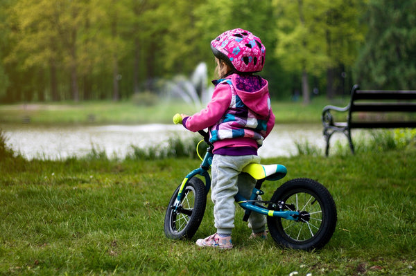dziecko na rowerku biegowym
