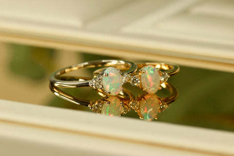 Michelle Yuen Jewelry's classic opal ring: 18K gold with natural diamonds, providing a beautiful stage for top-quality Australian natural opal, symbolizing hope, purity, truth, and love.