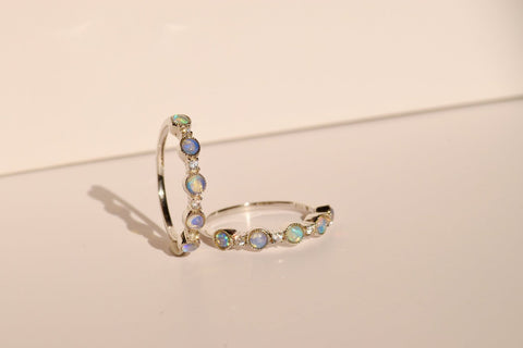 This is a ring with round opals and zircons connected together. It is very cute and delicate.