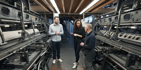 Imane dans les ateliers de dentelle de Calais-Caudry