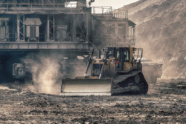 Darstellung von kristalliner und amorpher Kieselsäure. Kristalliner Quarzstaub kann schwere Atemwegserkrankungen verursachen. Arbeitsschutzmaßnahmen und das Dustlight-System helfen, Mitarbeitende vor diesen Risiken zu schützen.