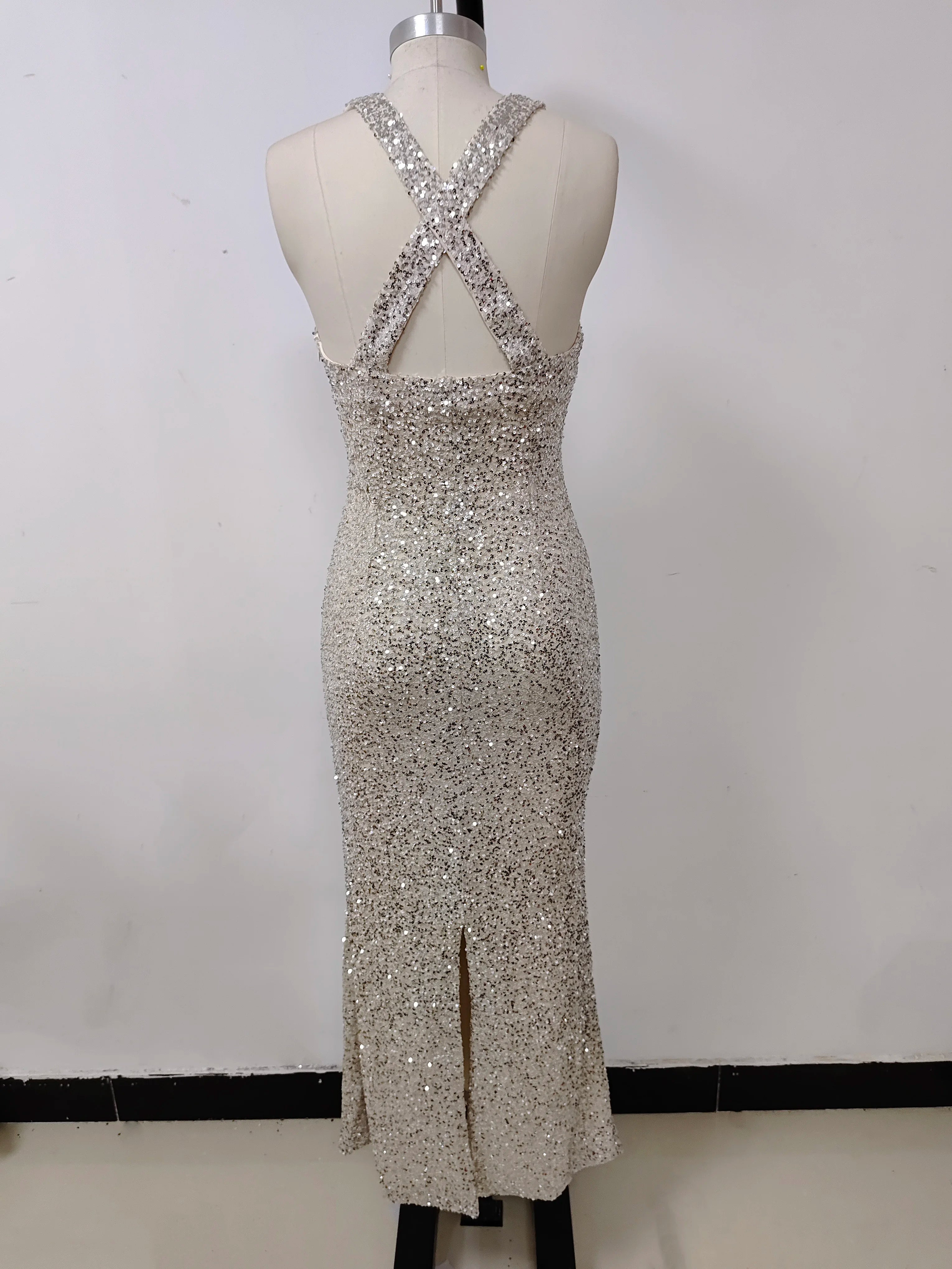 Elegant Backless Sleeveless Sequined Midi Dress for Women - Image 23