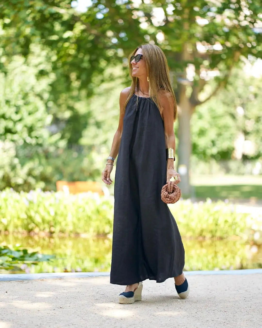 Elegant Sleeveless Halter Maxi Dress for Summer Events - Image 11