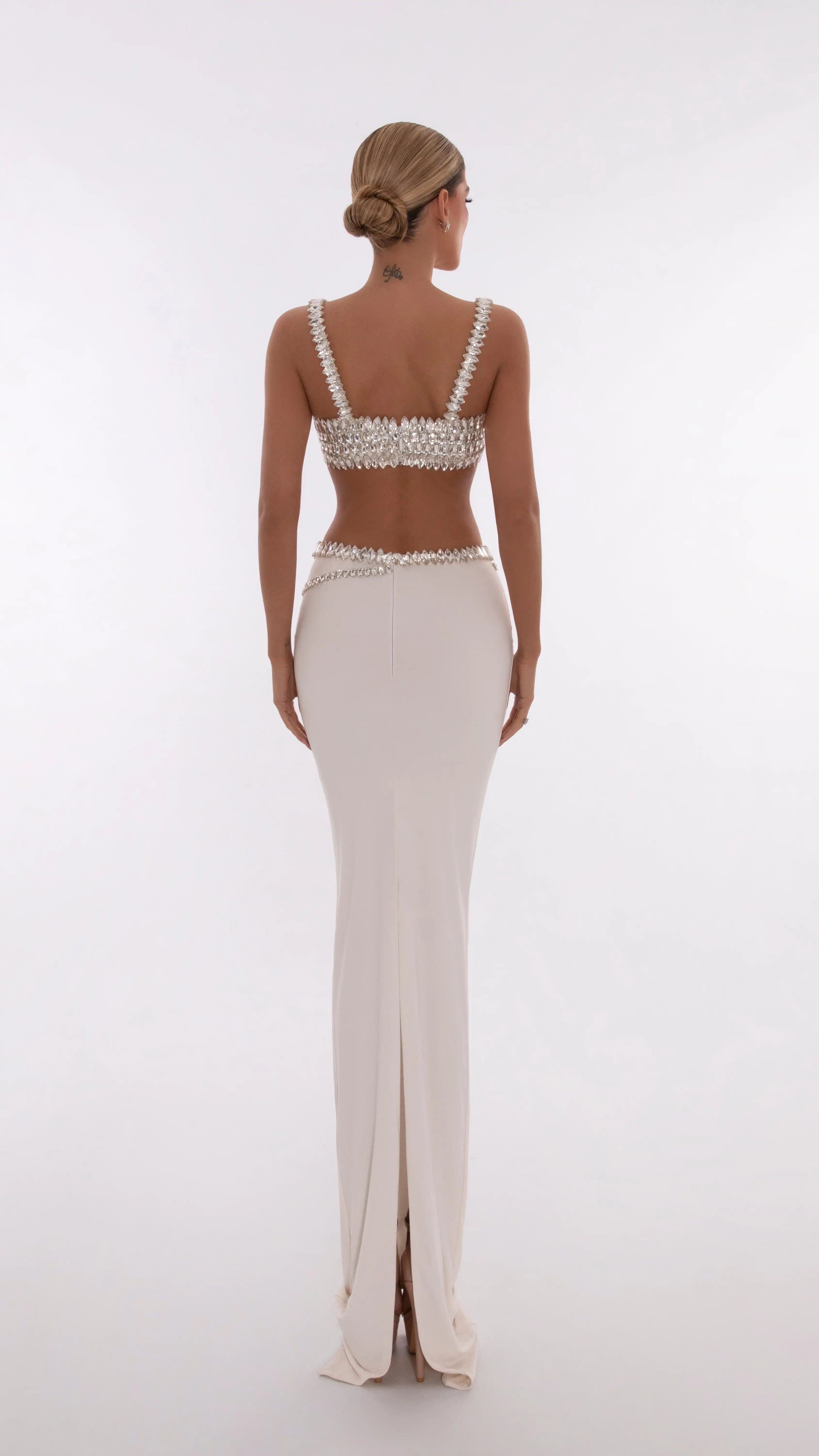 Elegant White Bodycon Dress with Crystal Detail for Parties - Image 4