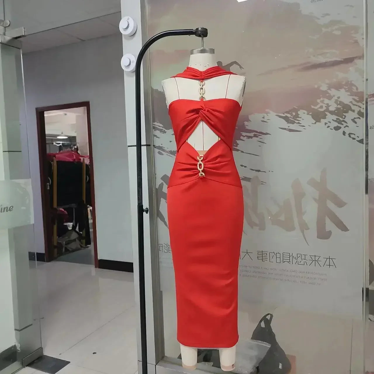 Stylish Strapless Red Bodycon Dress for Summer Nights - Image 7