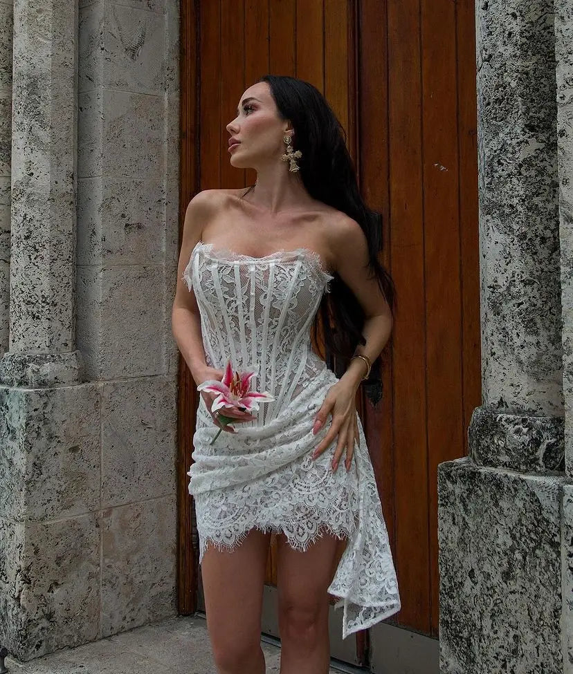Elegant White Lace Evening Dress with Corset Detail - Image 9