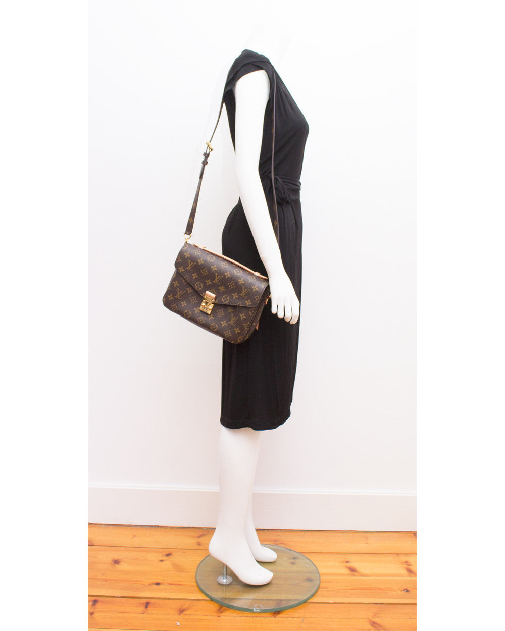 Louis Vuitton Monogram Pochette Metis Bag – High Fashion Society