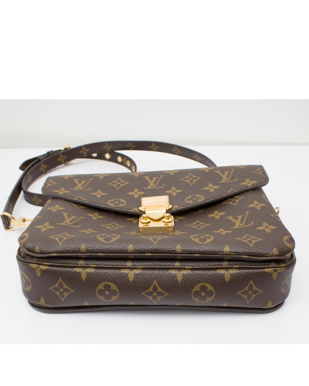 Louis Vuitton Monogram Pochette Metis Bag – High Fashion Society