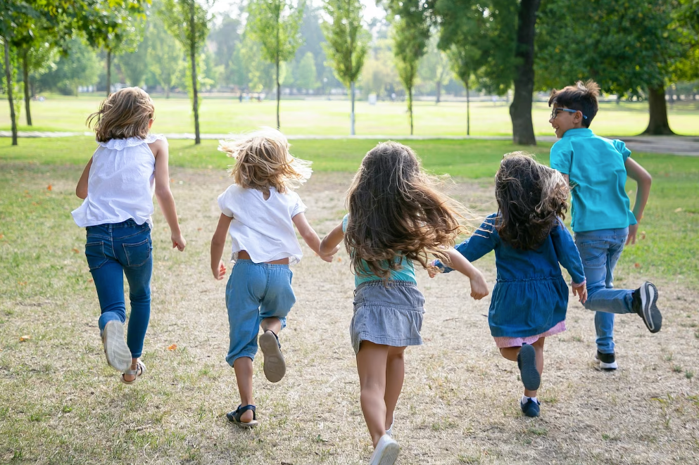 Children_open air_glasses