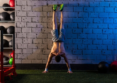 Handstand an der Wand