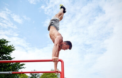 Handstand auf Parallelstangen