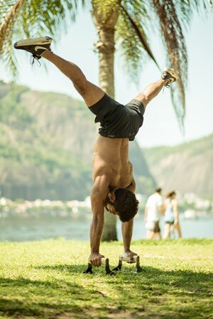 Handstand auf Gras