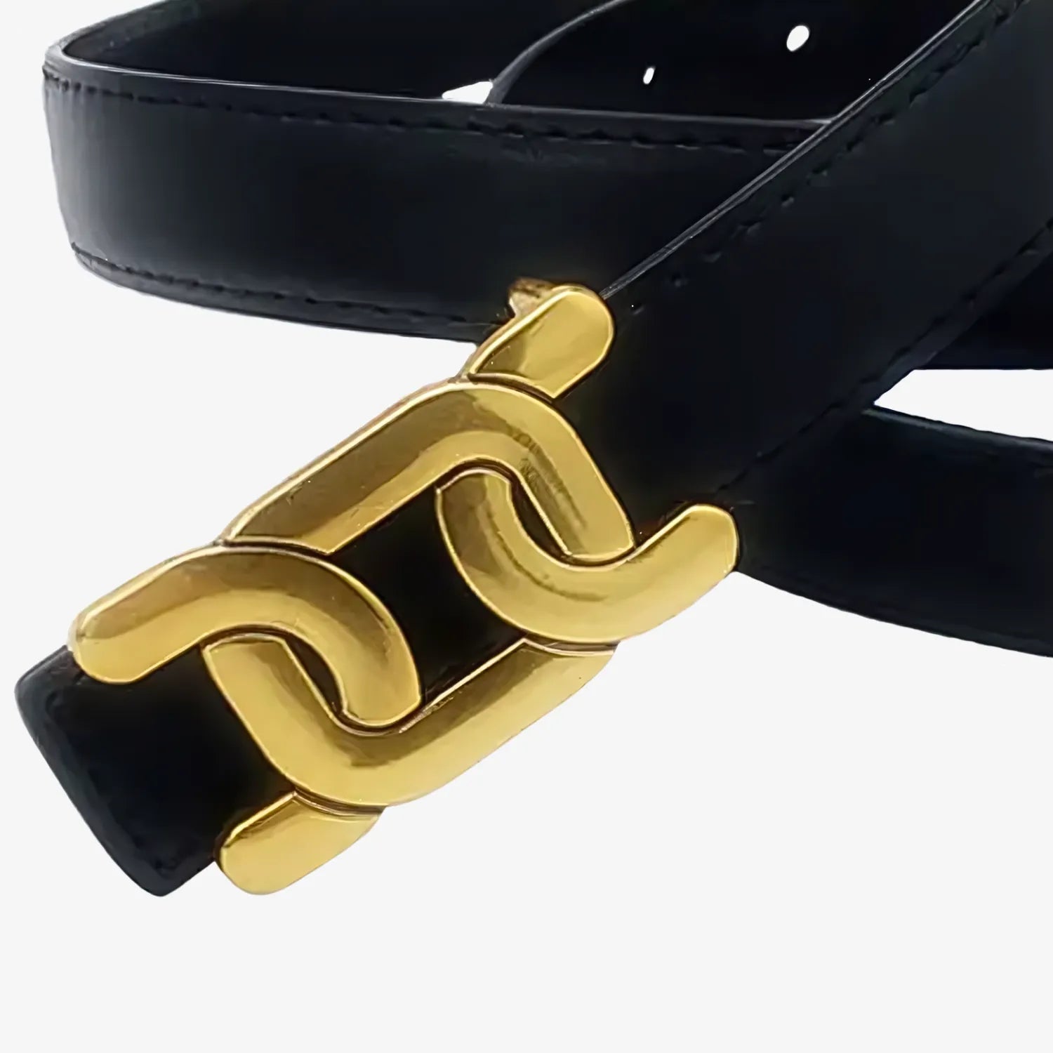 Detail of the Essenza Belt's metallic buckle