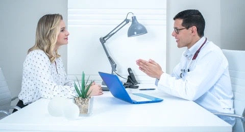imagem de homem e mulher em consulta médica dentro do consultório médico