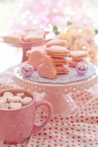 imagem cor de rosa de chá da tarde com bolos