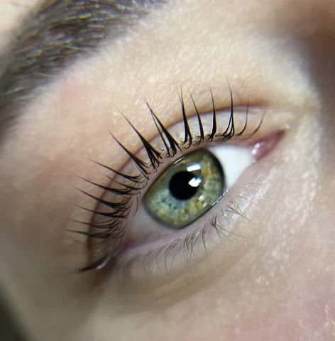 olho verde com lifting de pestanas da InLei