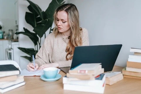 imagem de mulher em ambiente de trabalho com computador e mesa