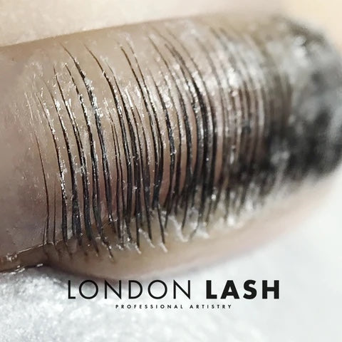 olho com molde de silicone durante lifting de pestanas da London Lash