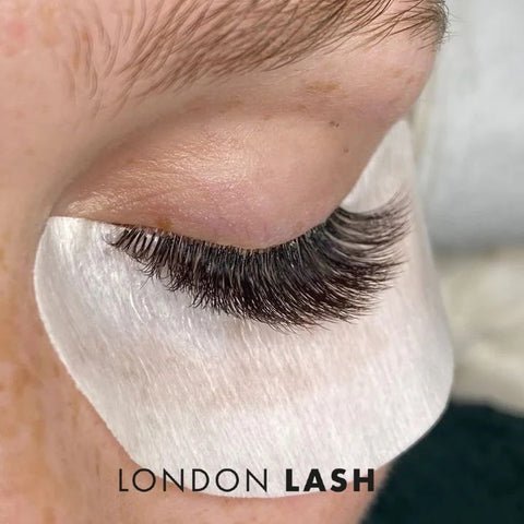 olho com adesivo ocular durante tratamento de extensão de pestanas fio a fio da London Lash Portugal