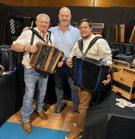 Yves et Christopher, des accordéonistes talentueux de l'orchestre SEBASTIEN.