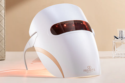 How does red light therapy affect the eyes?