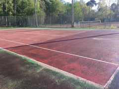 Entretien et nettoyage d'un terrain de tennis en béton poreux : Utilisez un nettoyant non toxique et de l'eau pour éliminer les saletés et maintenir la surface en parfait état.