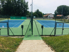 Revêtement de surface avec peinture adaptée au tennis