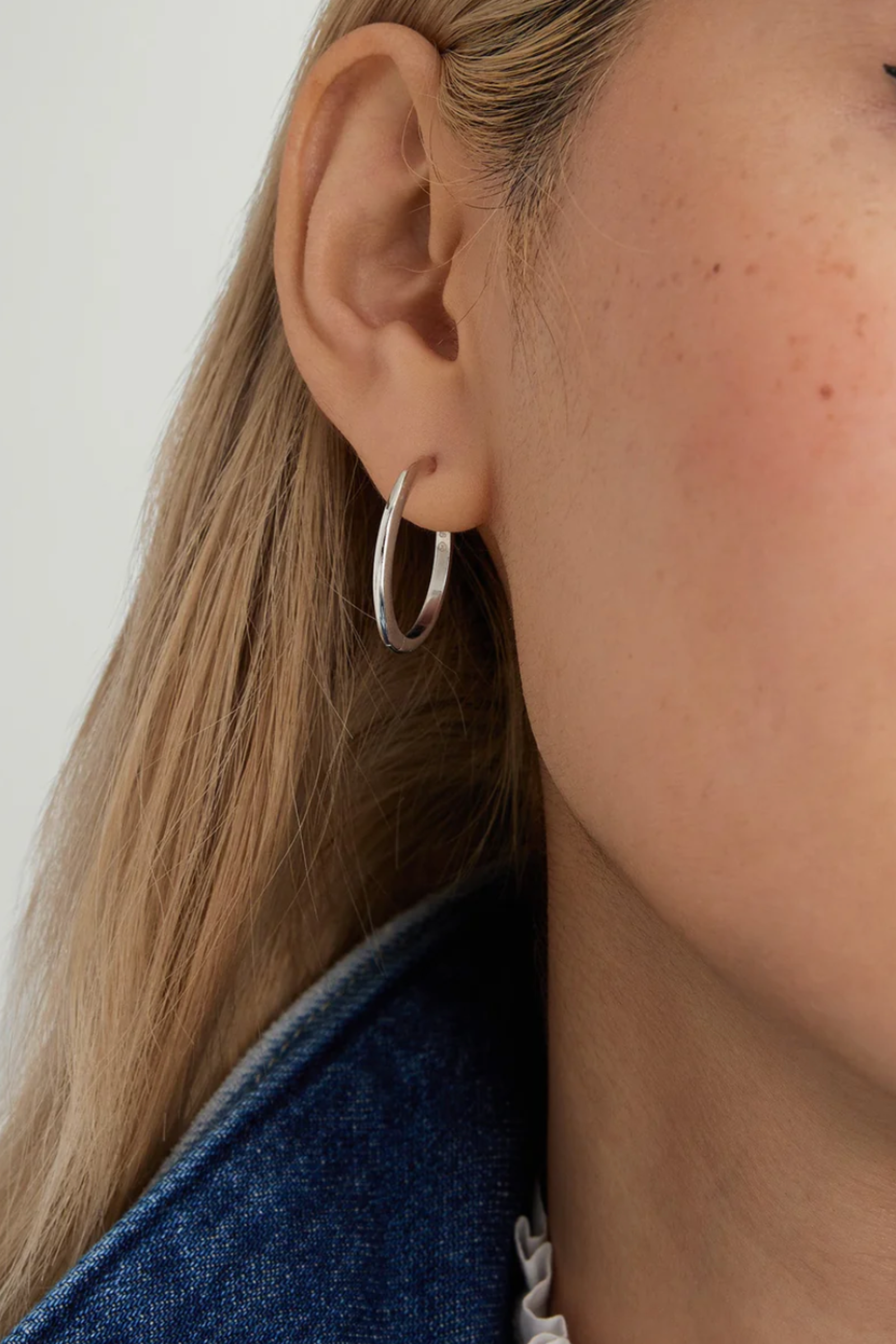【オシャレ】MEJURI メジュリ Ribbed Oversized Hoops ピアス Mejuri Ribbed Oversized Hoops | Wardrobe Icons