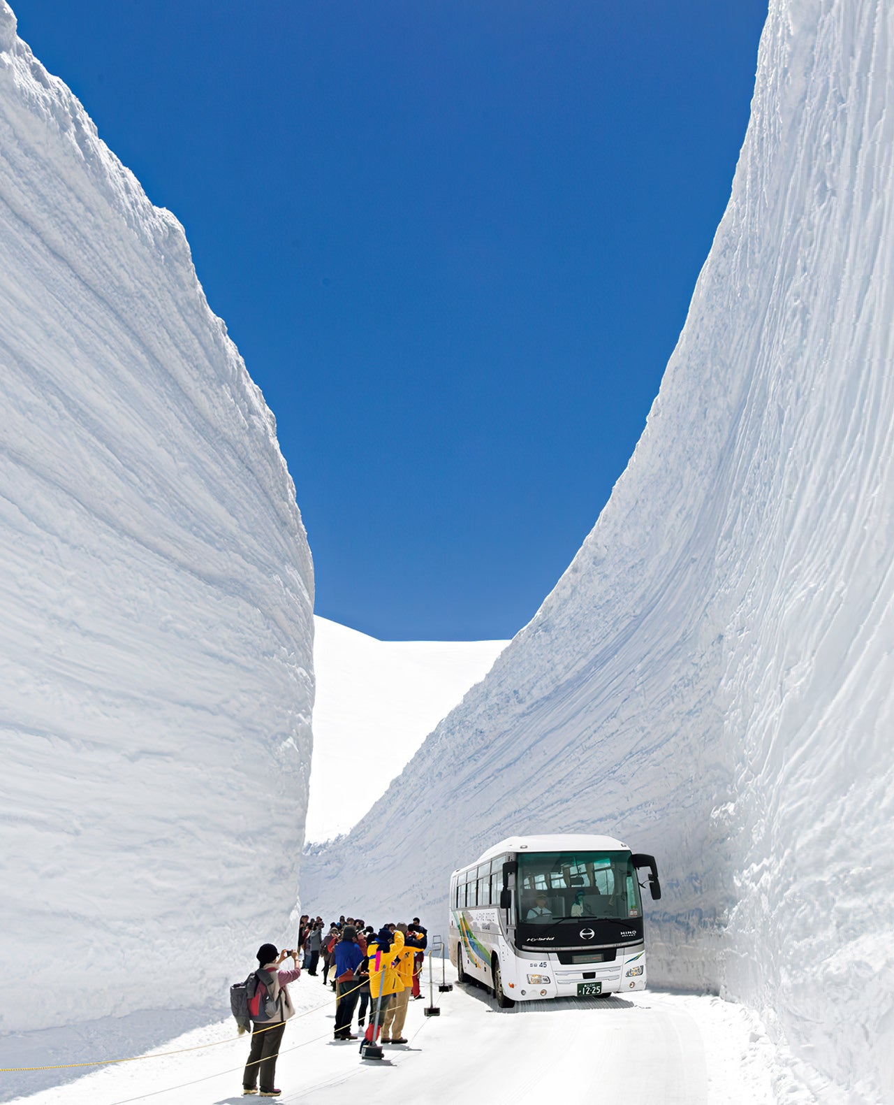 In Toyama Prefecture, there is a wall of snow more than 500 meters long and almost 20 meters high, almost 8 floors, and it is one of the regions that receive the most snow in the world. It is formed when they perform the cleaning of the road for the alpine route.