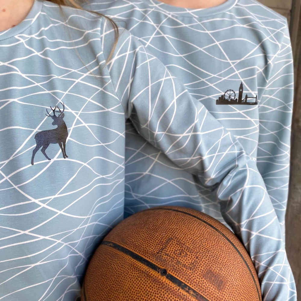 Nahaufnahme von zwei Menschen in gleichen Langarmshirts. Der eine Junge hat einen Basketball dabei. Die Shirts sind aus Biojersey MyStripes gekauft bei Faybee selbstgenäht.