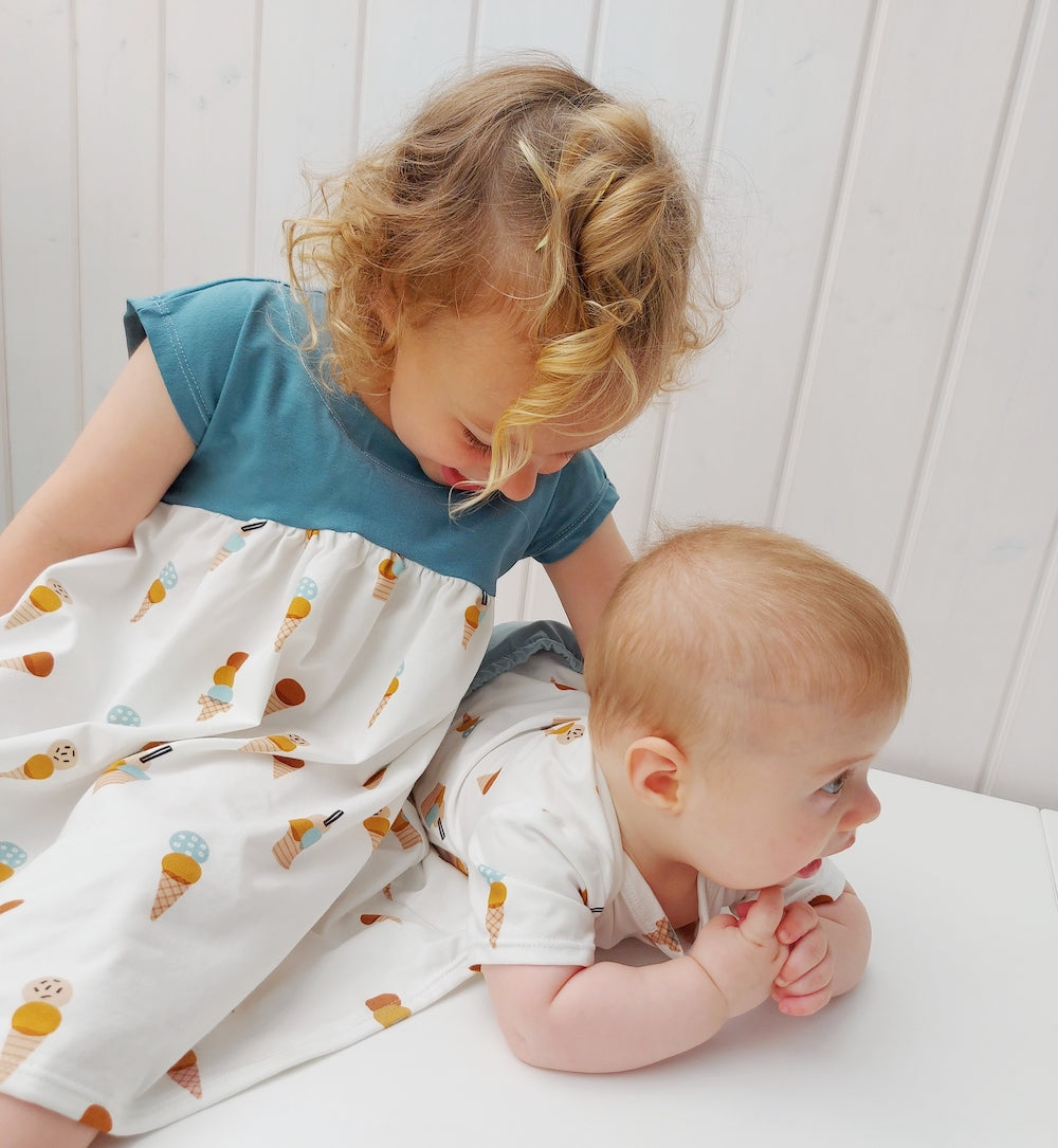 Mädchen und Baby haben sich gerne. Tragen selbstgenähte Kleidung aus Biojersey