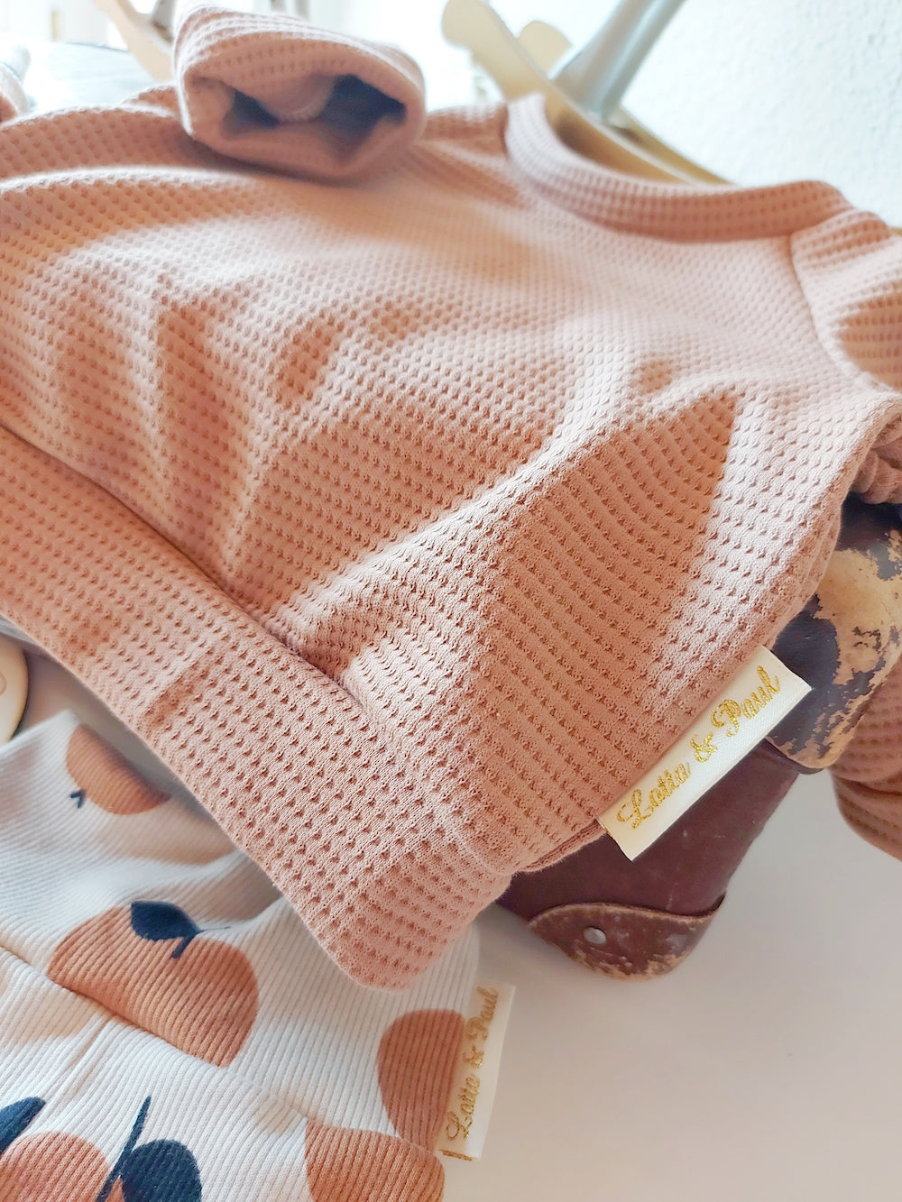 Baby liegt auf dem Rücken. Trägt selbstgenähte Kleidung aus Biostoffen von Stoffonkel und Tygdrömmar. Gekauft bei faybee.ch, Onlineshop für Fairtrade Biostoffe