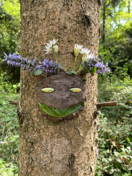 Waldfreund aus Lehm an Baum