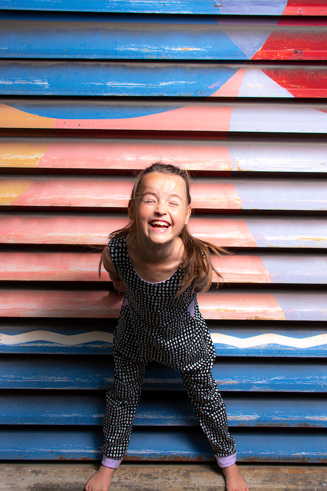 pose drôle avec une fille dans l'ensemble de Faybee Biojersey