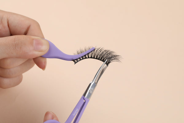 Easy steps to applying false eyelashes at home