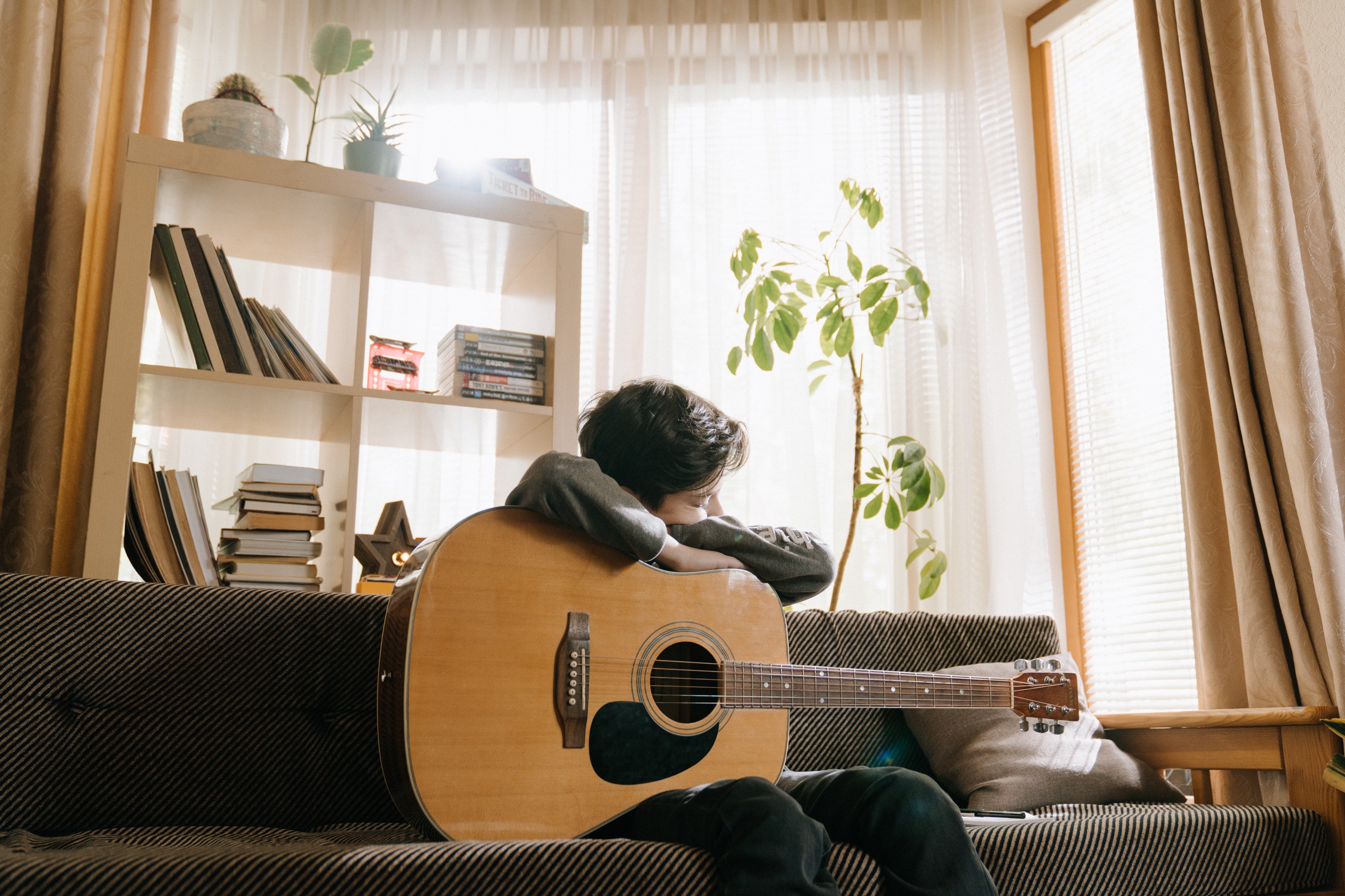 Стиль песни грустный. Play the Guitar. Sad Music.