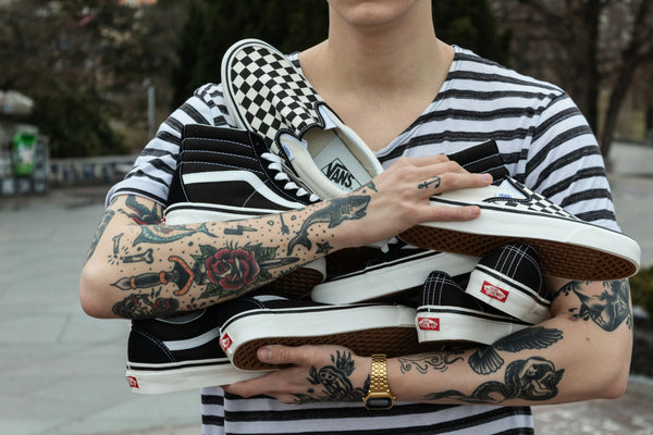 Viele Vans Paare auf dem Arm