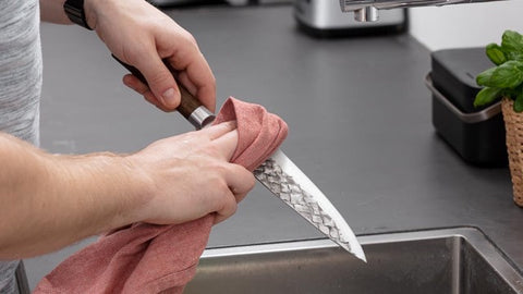 nettoyage couteau avec chiffon