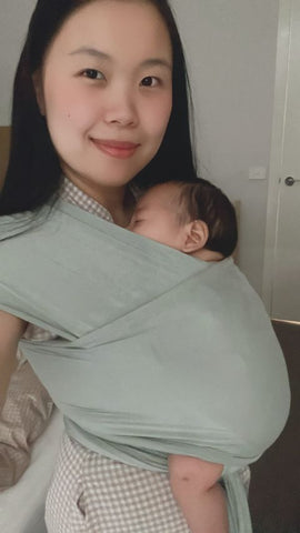 Chung from @zo.and.sunny instagram wearing the Chekoh Baby newborn wrap