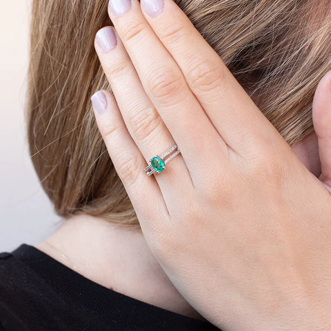 Un anillo con una piedra verde y un anillo de diamantes.